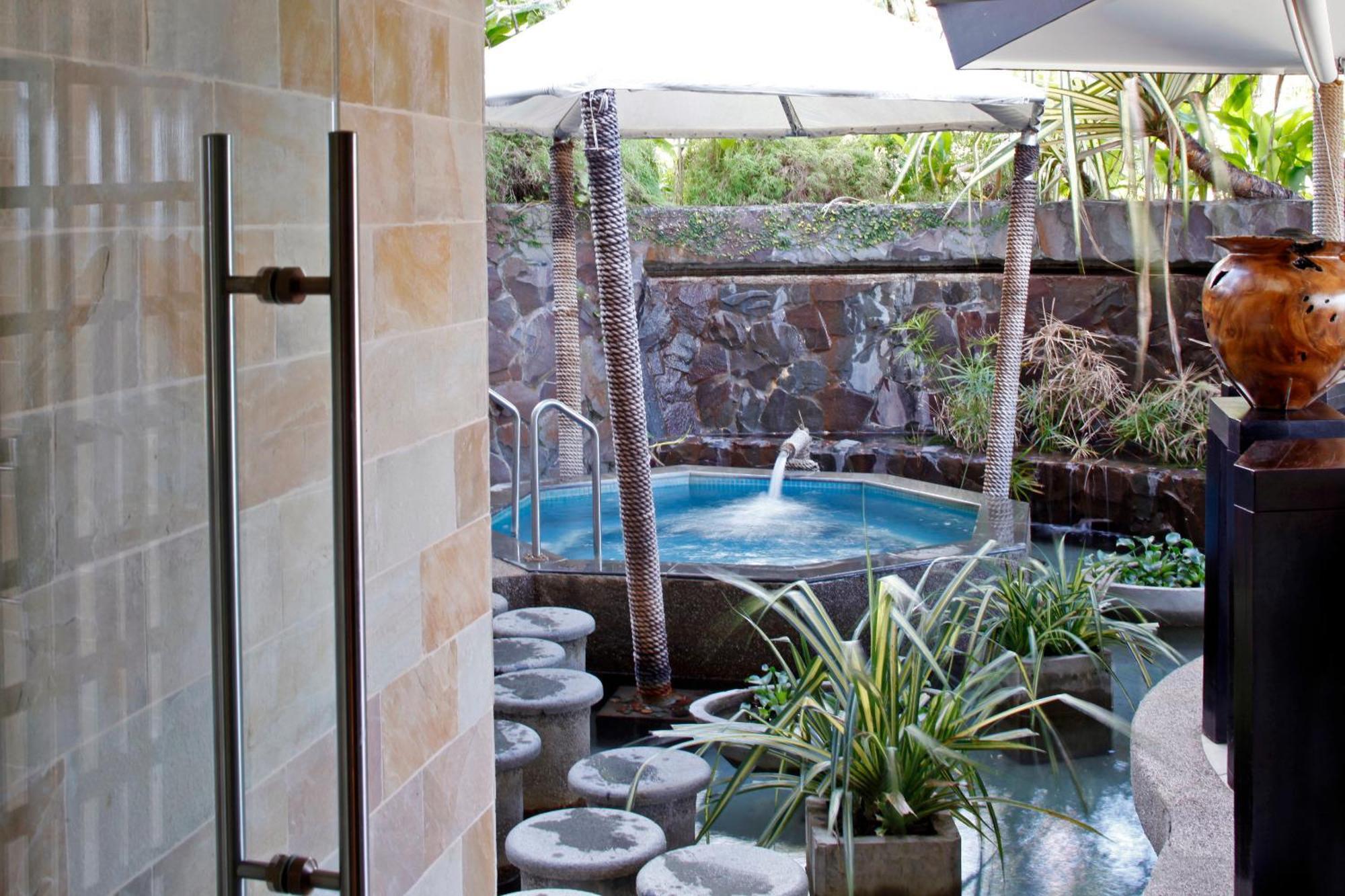 The Warwick Fiji Hotel Korolevu  Ngoại thất bức ảnh A private onsen in Hawaii