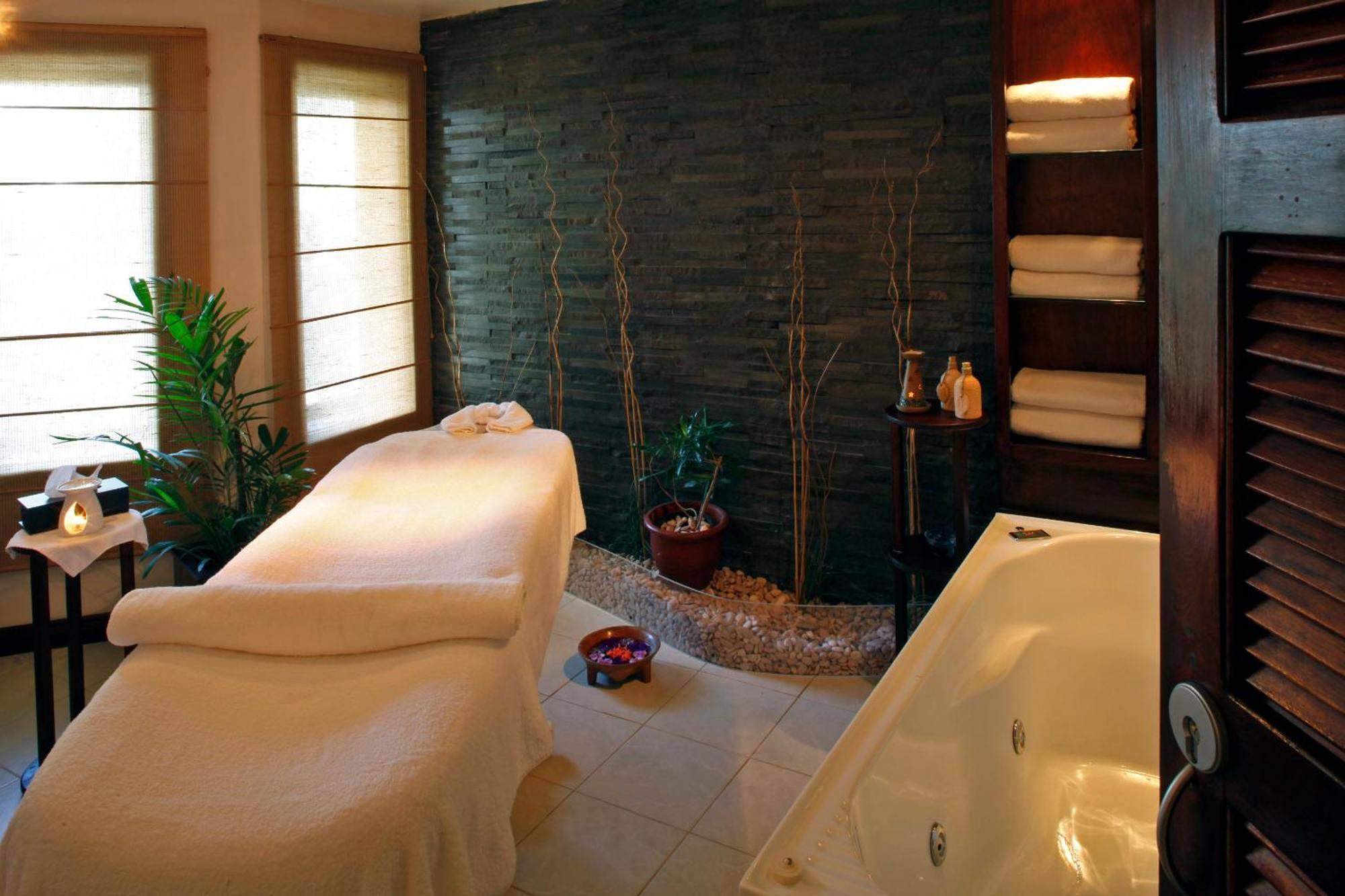The Warwick Fiji Hotel Korolevu  Ngoại thất bức ảnh A spa treatment room