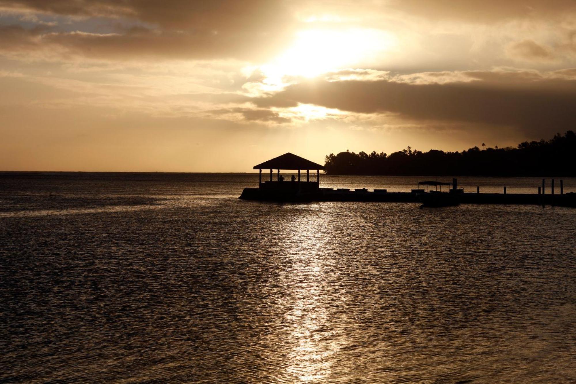The Warwick Fiji Hotel Korolevu  Ngoại thất bức ảnh Sunset at the beach