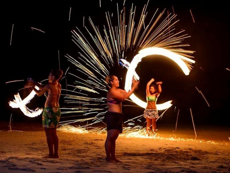 The Warwick Fiji Hotel Korolevu  Ngoại thất bức ảnh Luau performers